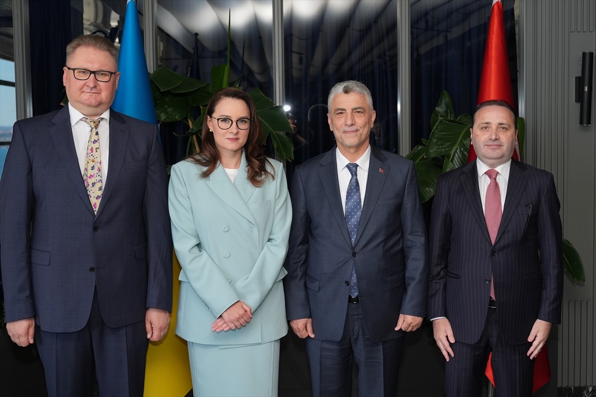 Ticaret Bakanı Ömer Bolat (sağda), Ukrayna Birinci Başbakan Yardımcısı Yulia Sviridenko (solda)...