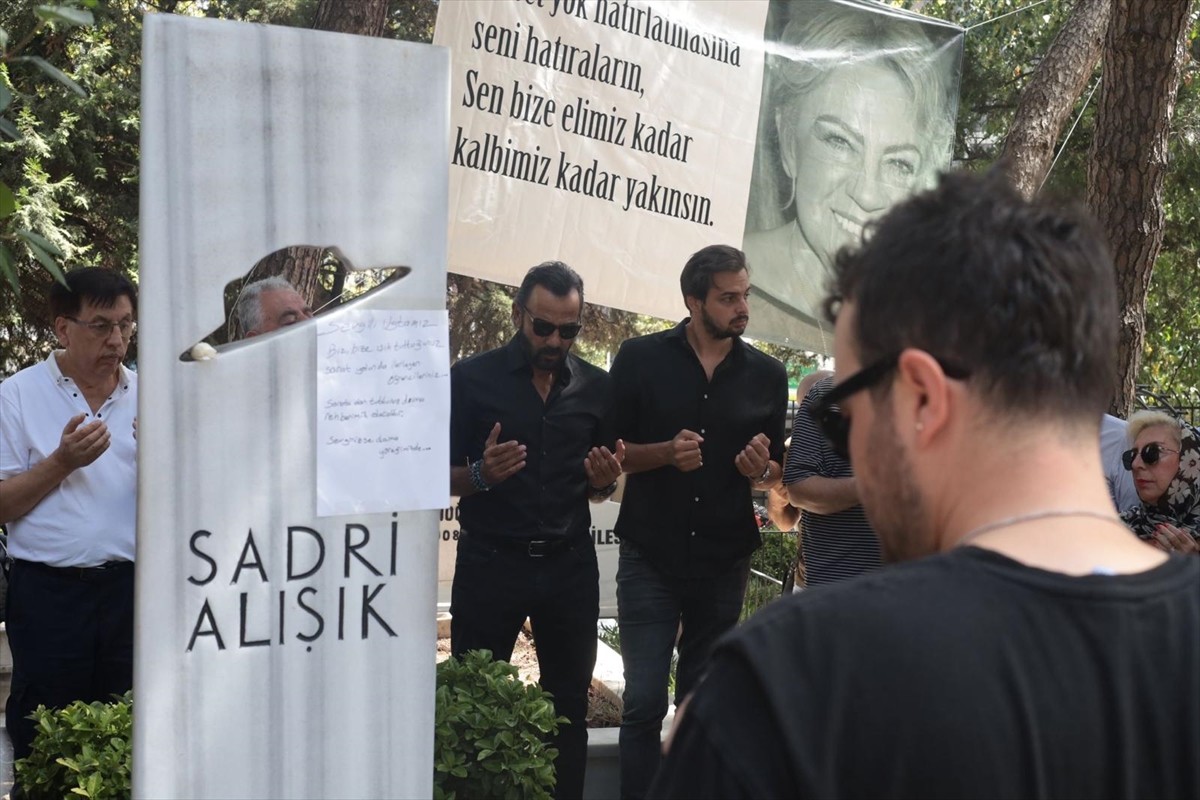 Tiyatro ve sinema oyuncusu Çolpan İlhan, 88. doğum gününde kabri başında anıldı. Zincirlikuyu...