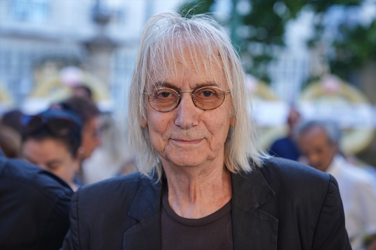 Tiyatro ve sinema sanatçısı Genco Erkal'ın cenazesi, Teşvikiye Camisi'nde kılınan cenaze namazının...