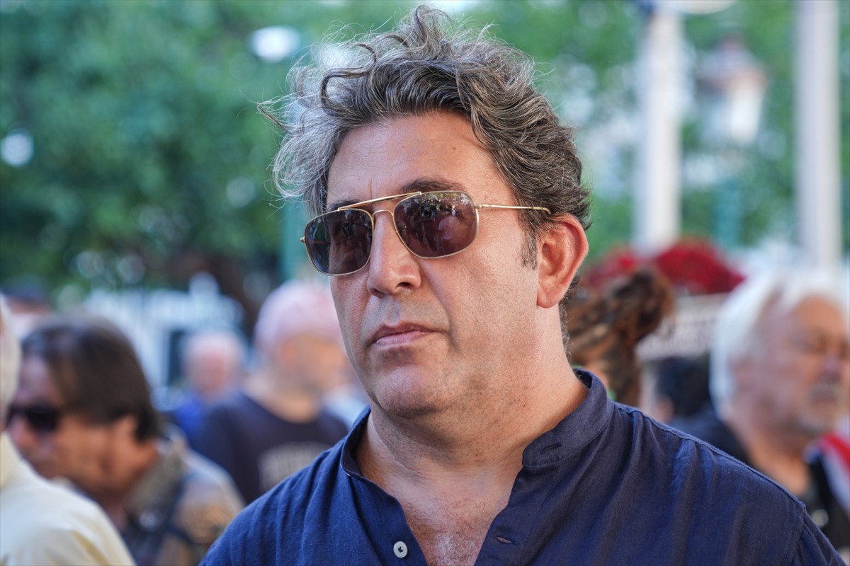 Tiyatro ve sinema sanatçısı Genco Erkal'ın cenazesi, Teşvikiye Camisi'nde kılınan cenaze namazının...