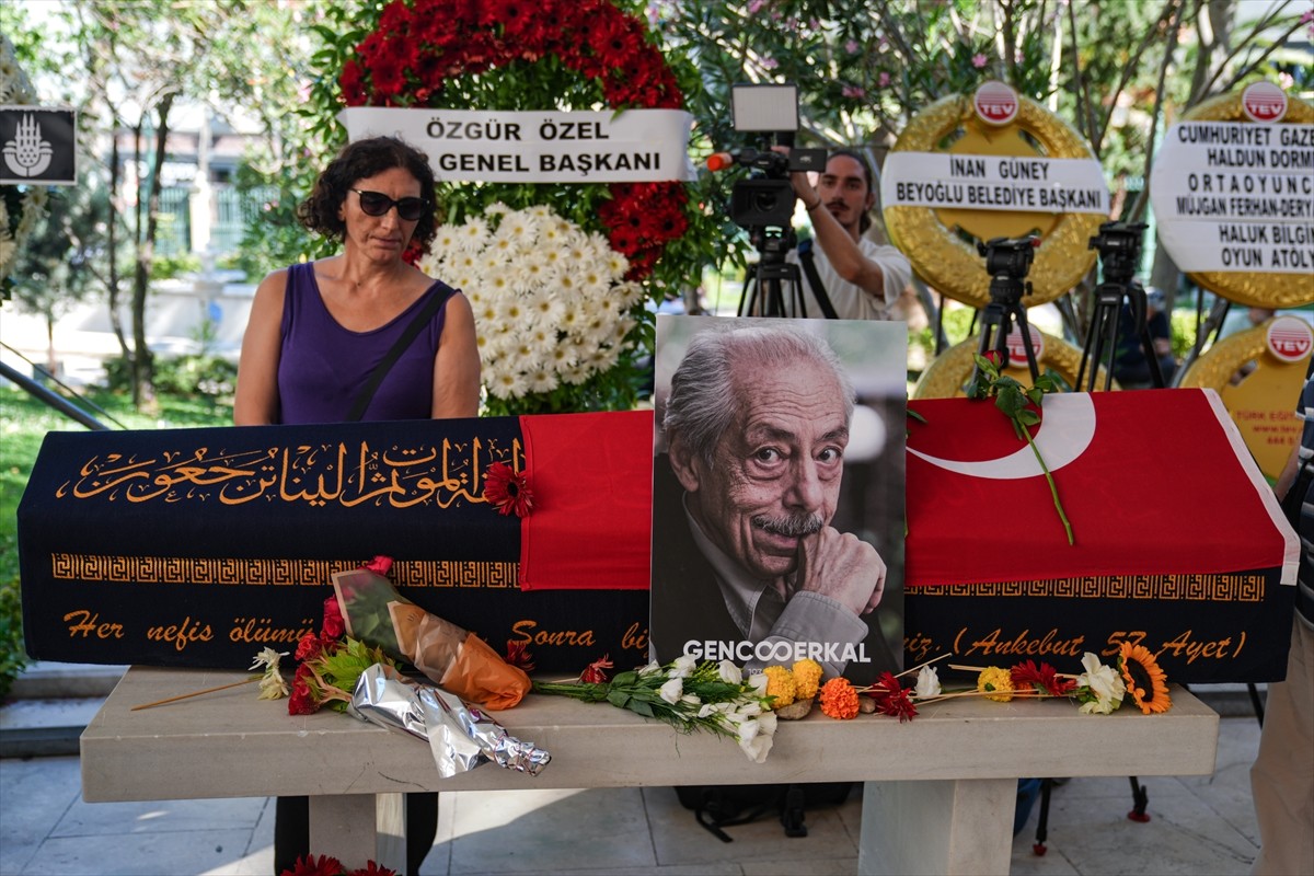 Tiyatro ve sinema sanatçısı Genco Erkal'ın cenazesi, Teşvikiye Camisi'nde kılınan cenaze namazının...