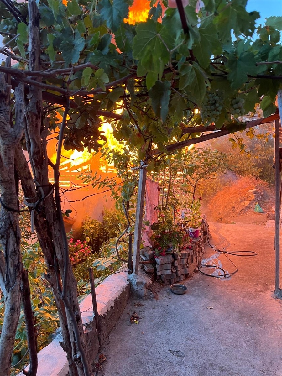 Tokat’ın Niksar ilçesinde bir evde çıkan yangın itfaiye ekiplerince söndürüldü.