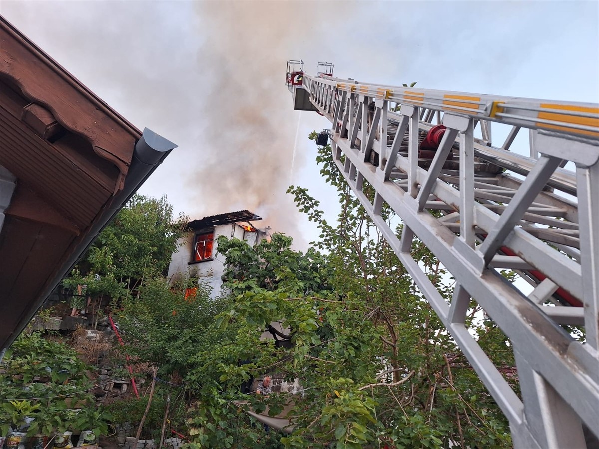 Tokat’ın Niksar ilçesinde bir evde çıkan yangın itfaiye ekiplerince söndürüldü.