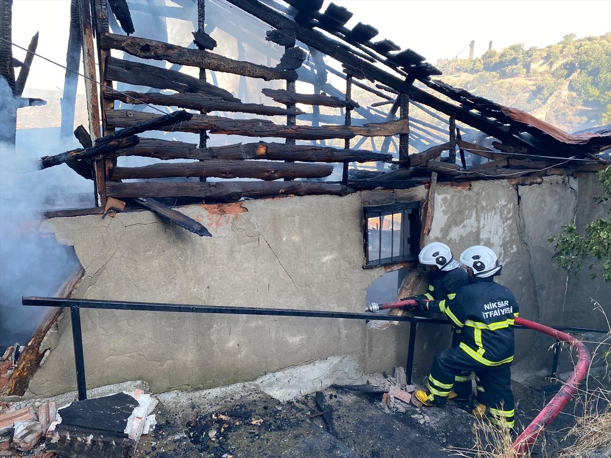 Tokat’ın Niksar ilçesinde bir evde çıkan yangın itfaiye ekiplerince söndürüldü.