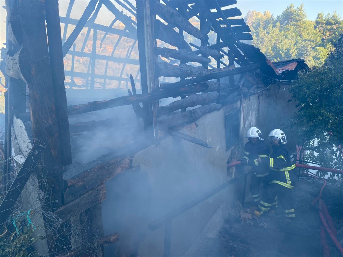 Tokat’ın Niksar ilçesinde bir evde çıkan yangın itfaiye ekiplerince söndürüldü.