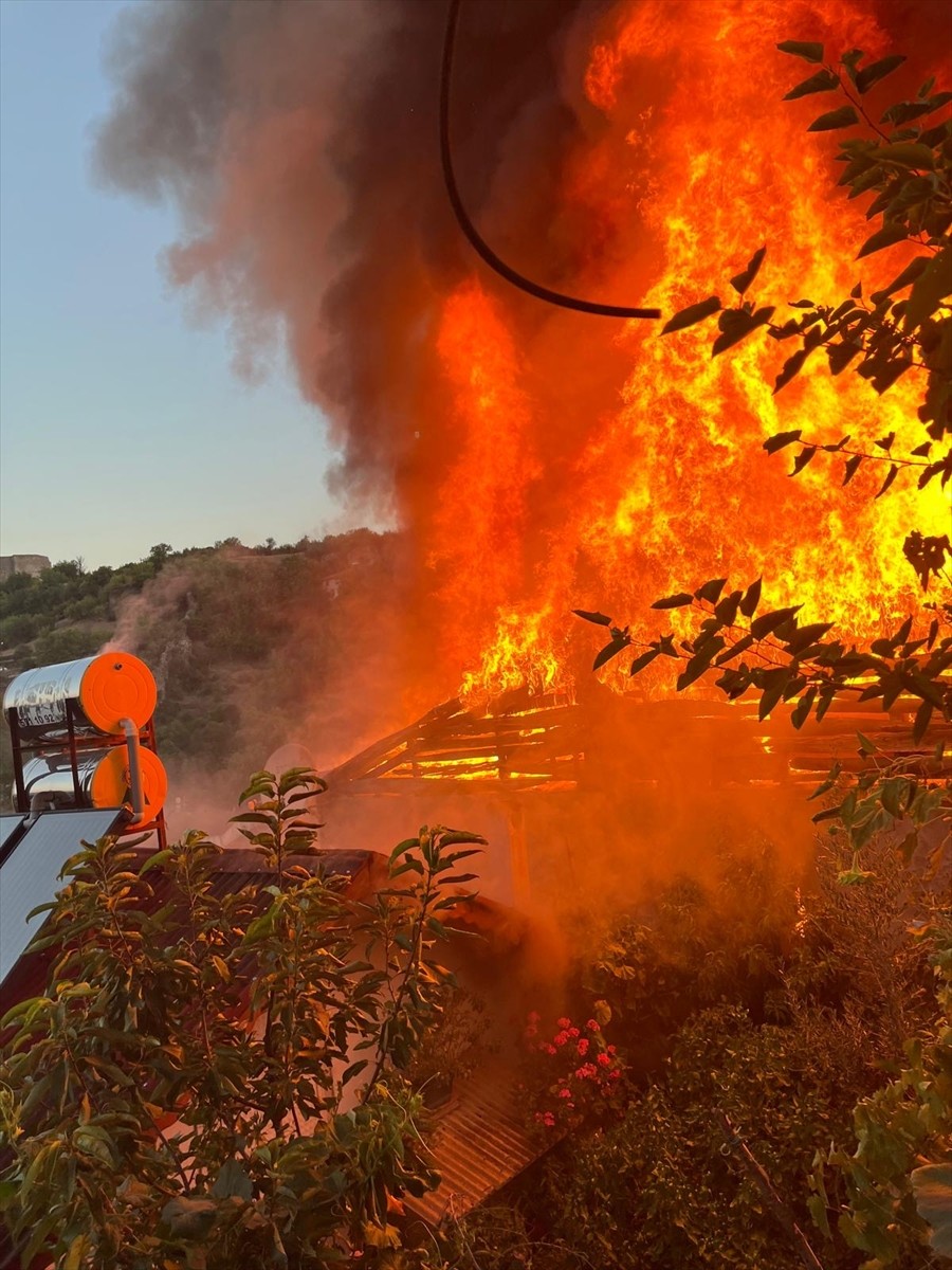 Tokat’ın Niksar ilçesinde bir evde çıkan yangın itfaiye ekiplerince söndürüldü.