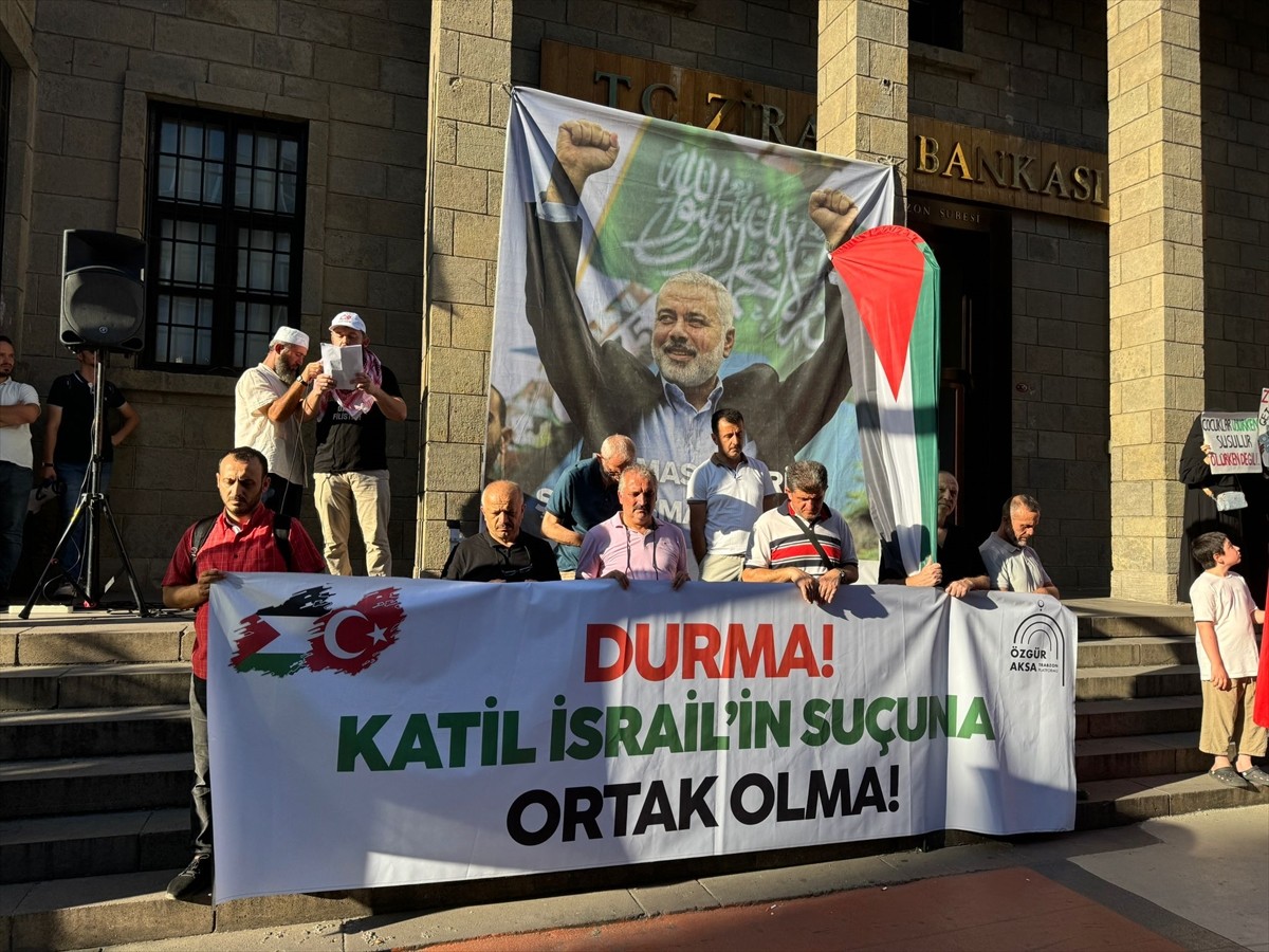 Trabzon'da toplanan grup, Filistin'e destek için yürüdü. Özgür Aksa Trabzon Platformunca çarşamba...