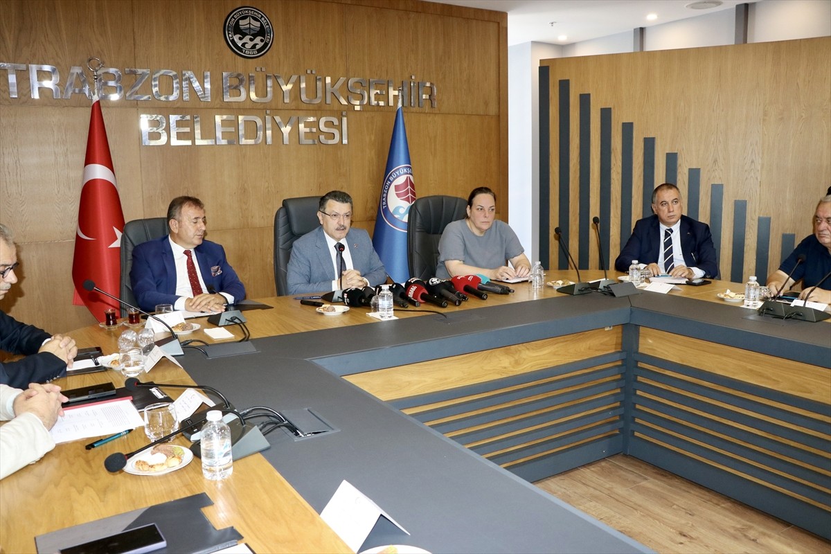 Trabzon Büyükşehir Belediye Başkanı Ahmet Metin Genç, Büyükşehir Belediyesi Toplantı Salonu'nda...