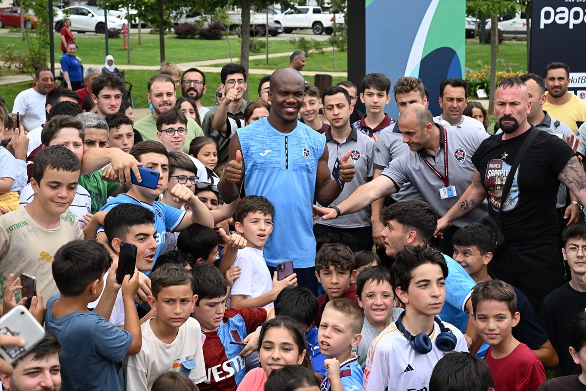Trabzonspor'un Nijeryalı futbolcusu Anthony Nwakaeme, Trabzon Futbol Festivali'ne (Fan Fest)...
