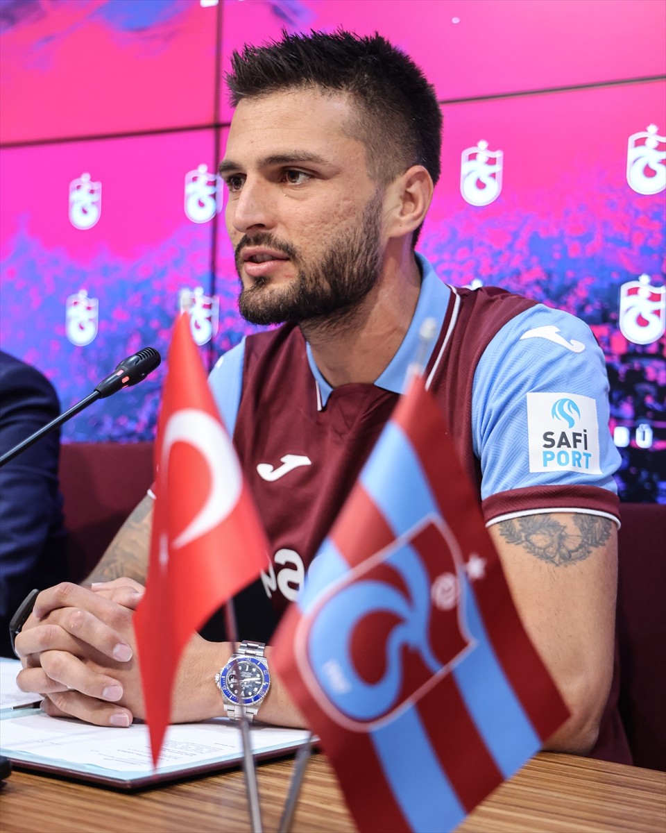 Trabzonspor'un yeni transferi Okay Yokuşlu (sağda) için Mehmet Ali Yılmaz Tesisleri'nde imza...