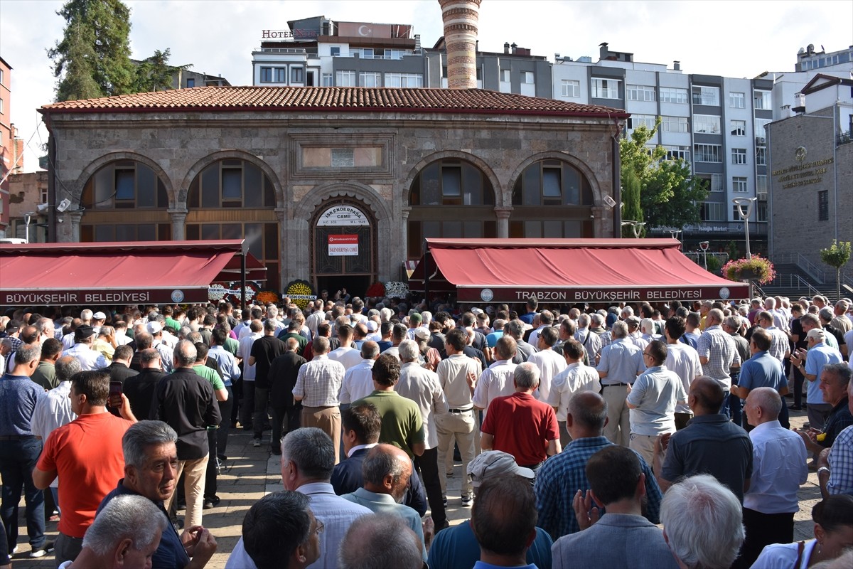 Trabzonspor Kulübünün dün yaşamını yitiren kurucu üyelerinden ve eski başkanlarından Ahmet Salih...