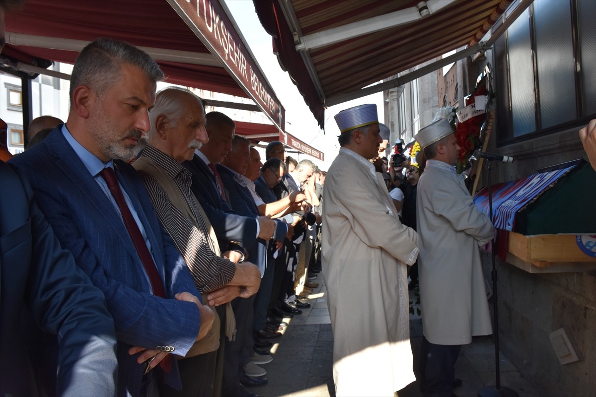 Trabzonspor Kulübünün dün yaşamını yitiren kurucu üyelerinden ve eski başkanlarından Ahmet Salih...