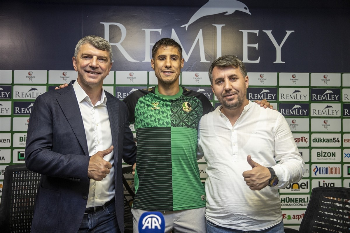 Trendyol 1. Lig ekiplerinden Sakaryaspor, defans oyuncusu Alper Uludağ'ı 1+1 yıllığına transfer...