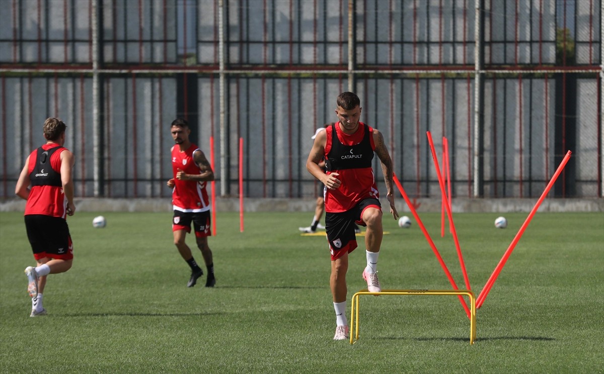 Trendyol Süper Lig'de ilk maçını Beşiktaş'la yapacak Yılport Samsunspor'un kaptanı Zeki Yavru...