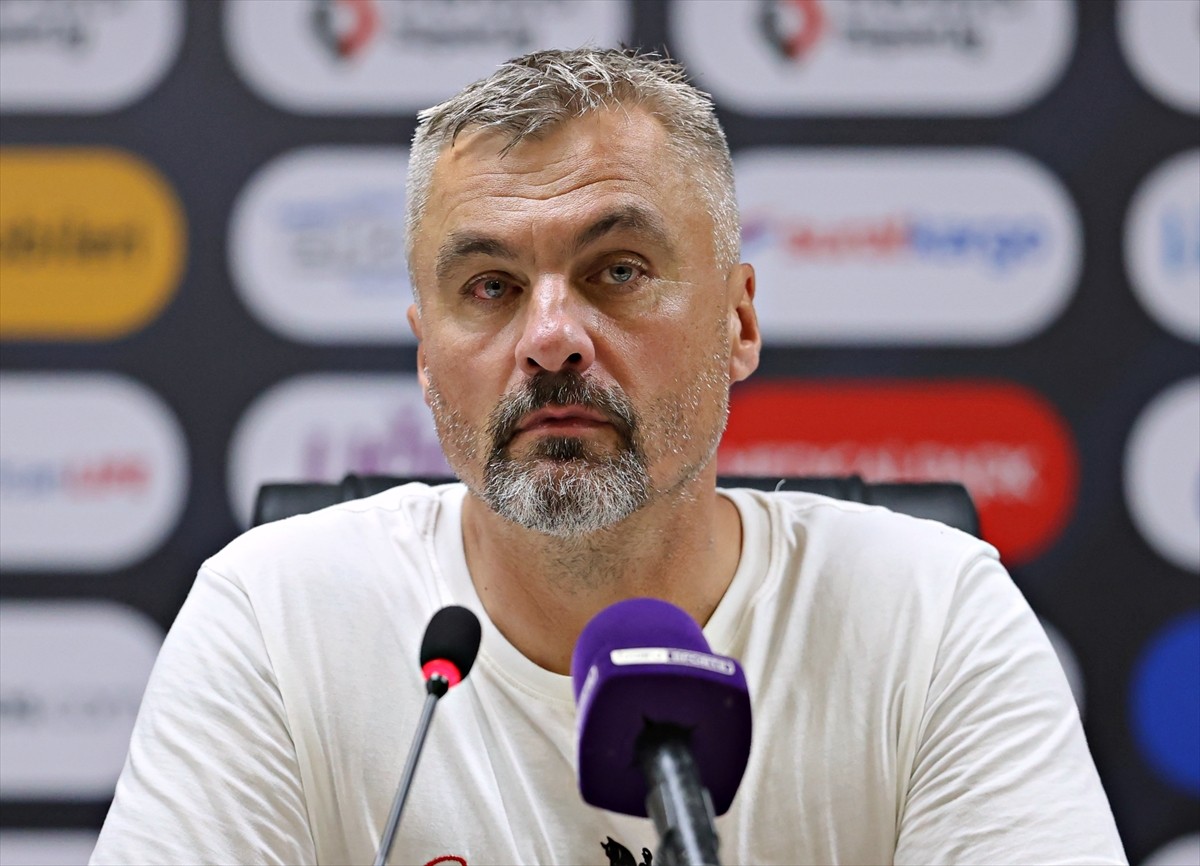 Trendyol Süper Lig'de sezonun ilk maçında Beşiktaş'a 2-0 yenilen Samsunspor'un teknik direktörü...