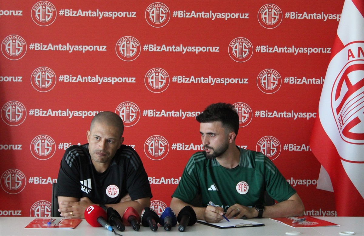Trendyol Süper Lig ekiplerinden Antalyaspor'un teknik direktörü Alex de Souza, Atilla Vehbi Konuk...