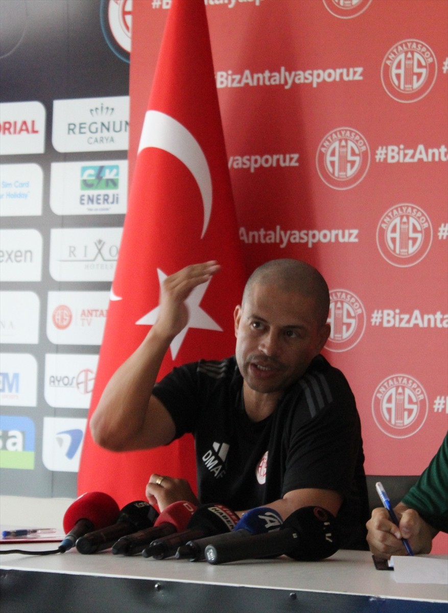 Trendyol Süper Lig ekiplerinden Antalyaspor'un teknik direktörü Alex de Souza, Atilla Vehbi Konuk...