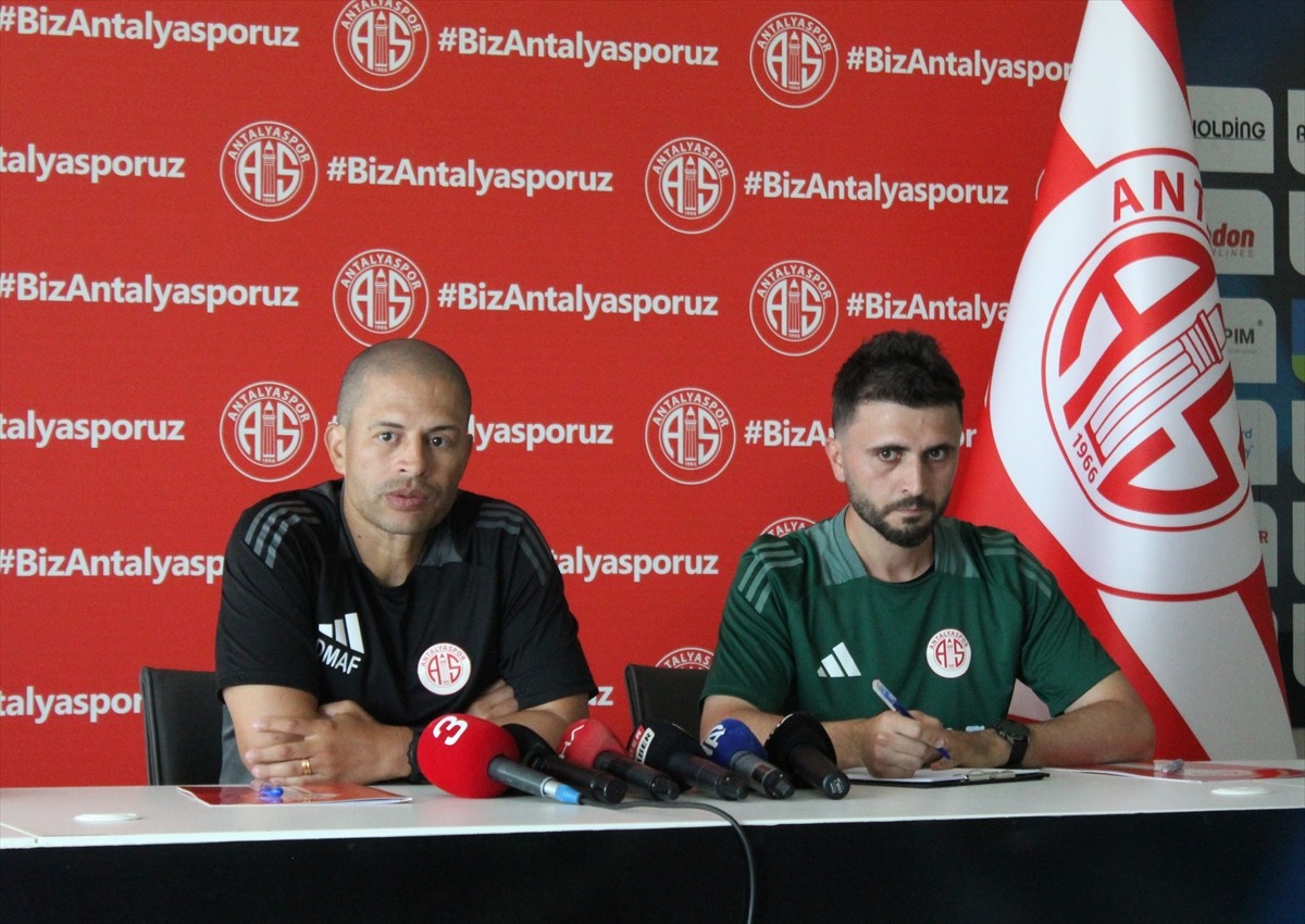 Trendyol Süper Lig ekiplerinden Antalyaspor'un teknik direktörü Alex de Souza, Atilla Vehbi Konuk...
