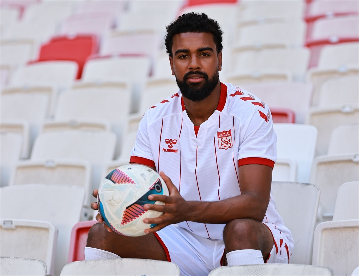 Trendyol Süper Lig ekiplerinden Sivasspor, 4,5 sezondur kırmızı-beyazlı formayı giyen savunma...