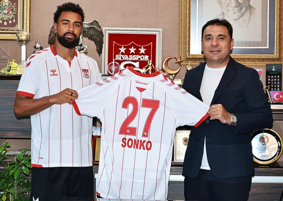 Trendyol Süper Lig ekiplerinden Sivasspor, 4,5 sezondur kırmızı-beyazlı formayı giyen savunma...