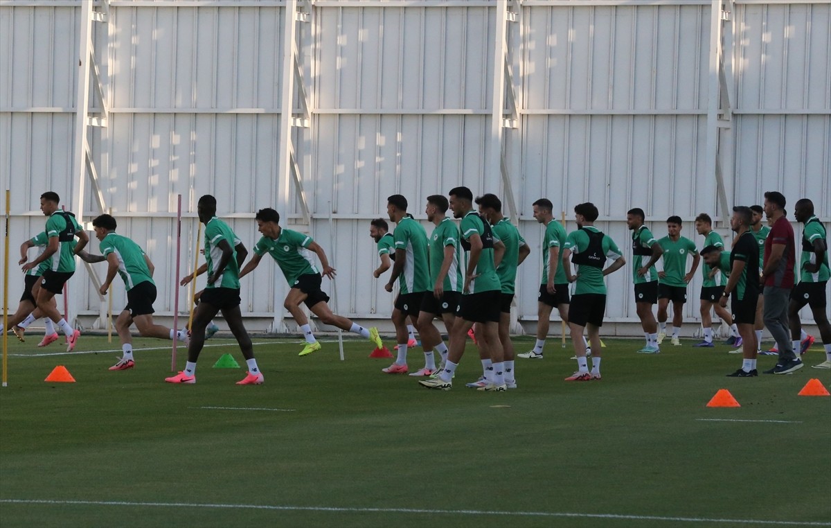 Trendyol Süper Lig ekiplerinden TÜMOSAN Konyaspor'da teknik direktör Ali Çamdalı (fotoğrafta)...