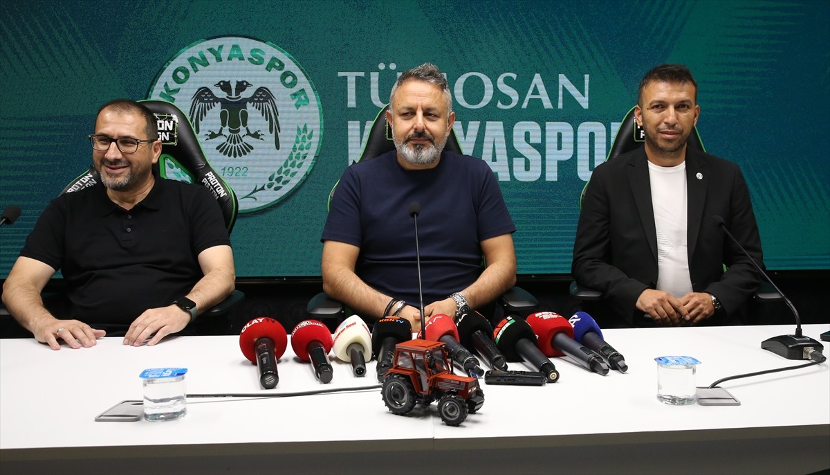 Trendyol Süper Lig ekiplerinden TÜMOSAN Konyaspor'un kulüp başkanı Ömer Korkmaz (ortada), Konya...