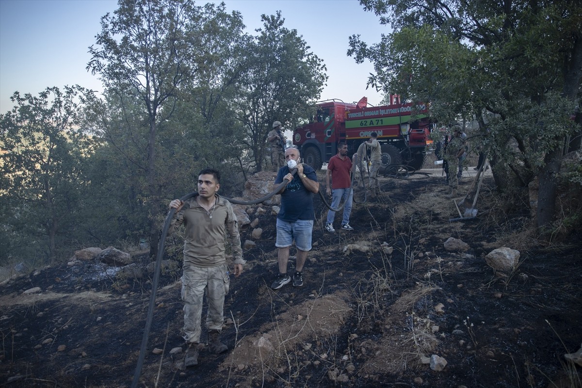 Tunceli'de ormanlık alanda çıkan yangın ekiplerin çalışmasıyla söndürüldü.