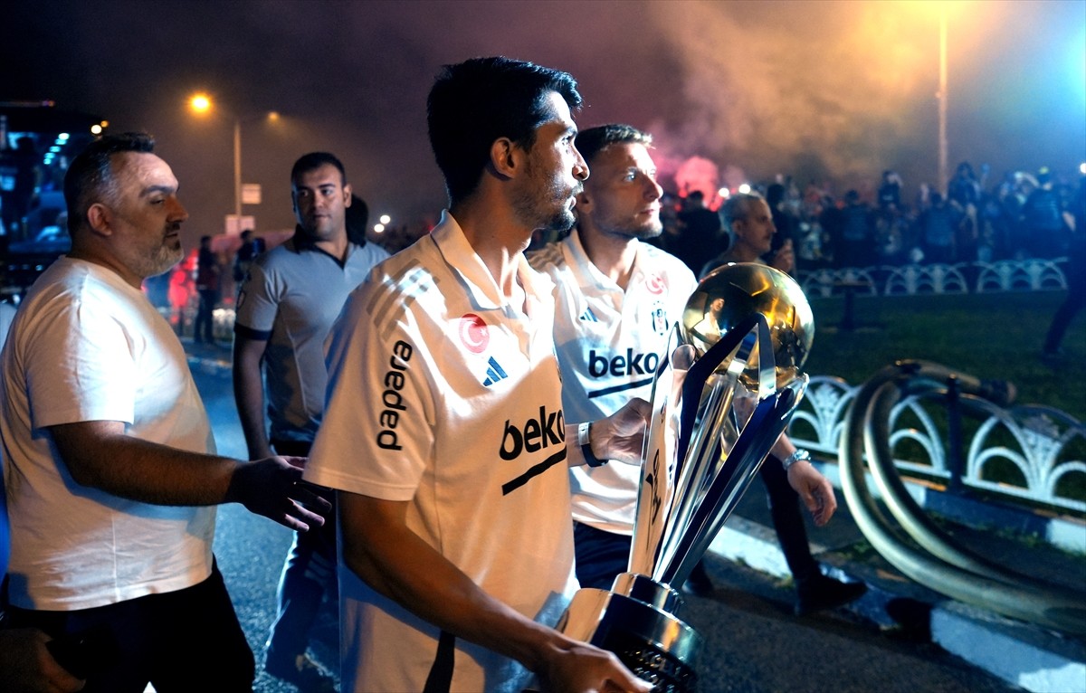 Turkcell Süper Kupa maçında Galatasaray'ı 5-0 yenerek şampiyon olan Beşiktaş, Ümraniye'de...