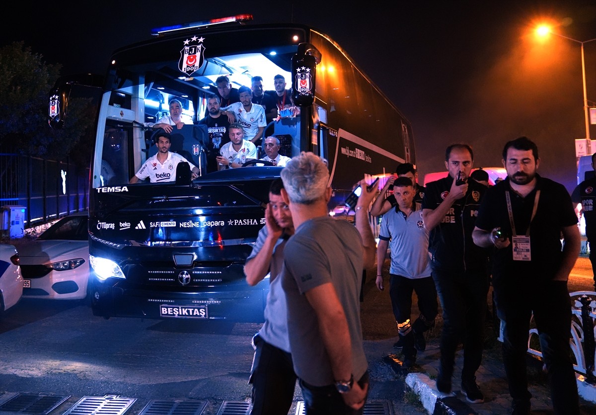 Turkcell Süper Kupa maçında Galatasaray'ı 5-0 yenerek şampiyon olan Beşiktaş, Ümraniye'de...