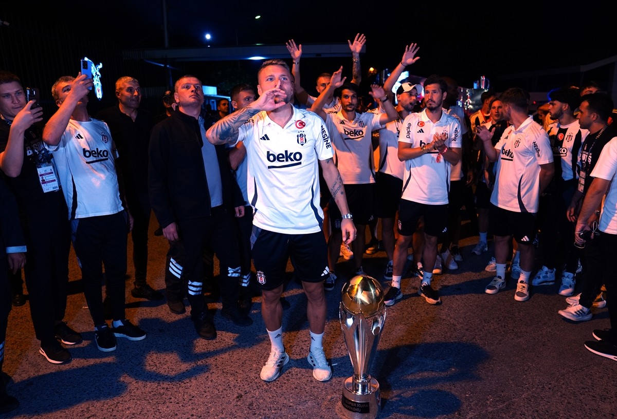 Turkcell Süper Kupa maçında Galatasaray'ı 5-0 yenerek şampiyon olan Beşiktaş, Ümraniye'de...