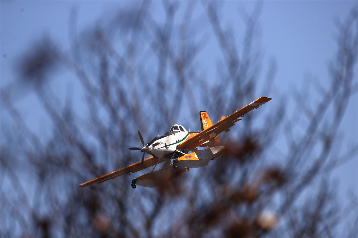Türkiye'nin yangınla mücadele eden Yunanistan'a destek amacıyla gönderdiği hava araçları, yangına...