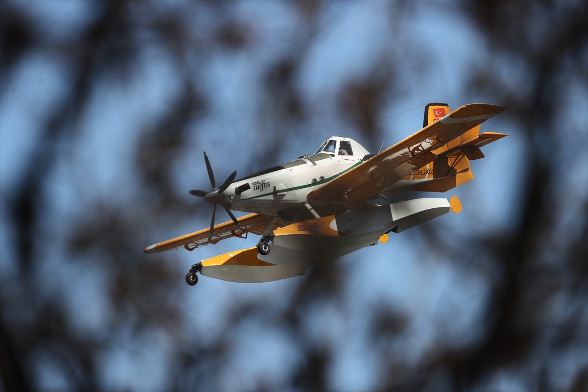 Türkiye'nin yangınla mücadele eden Yunanistan'a destek amacıyla gönderdiği hava araçları, yangına...