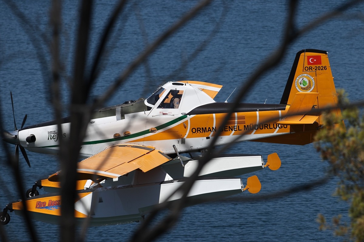Türkiye'nin yangınla mücadele eden Yunanistan'a destek amacıyla gönderdiği hava araçları, yangına...