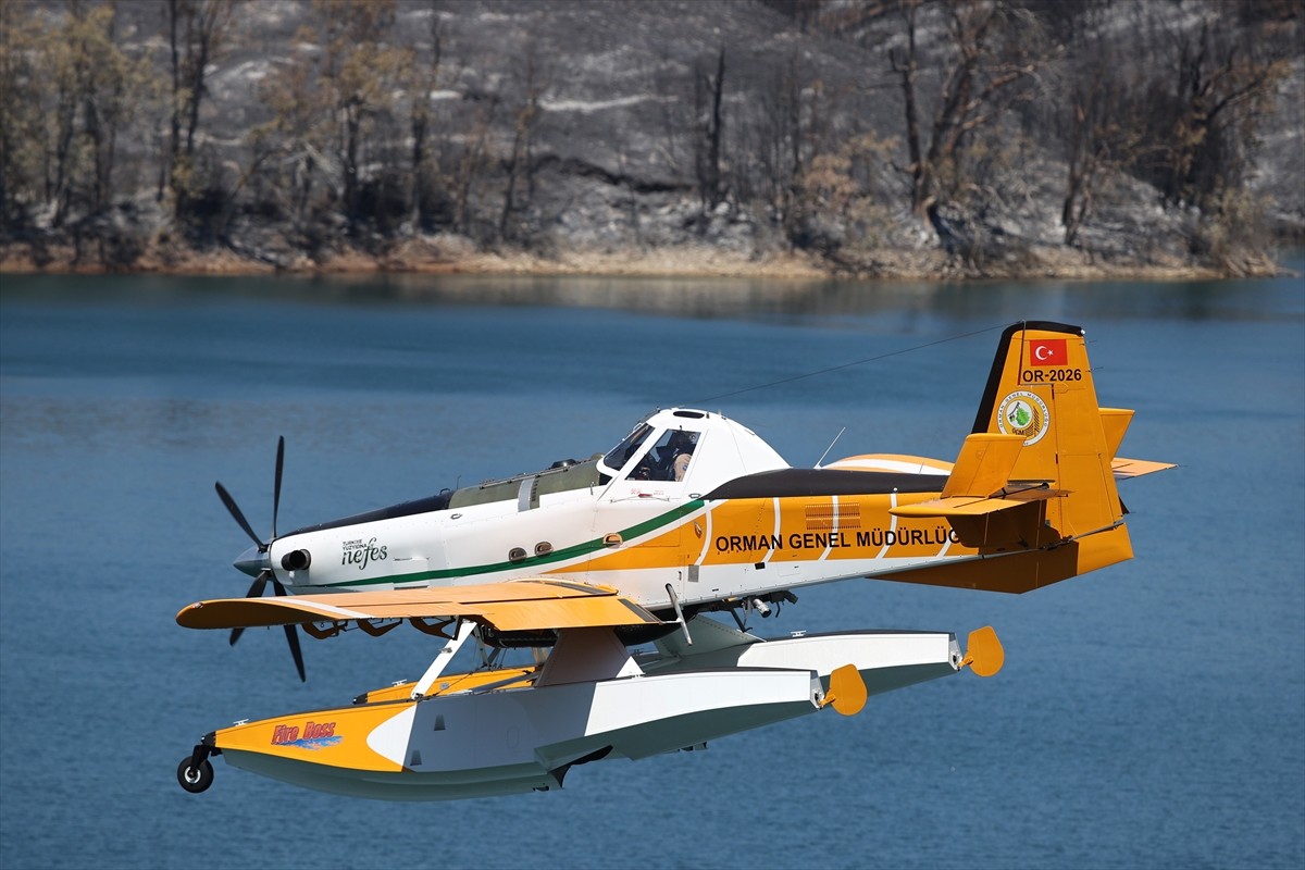 Türkiye'nin yangınla mücadele eden Yunanistan'a destek amacıyla gönderdiği hava araçları, yangına...