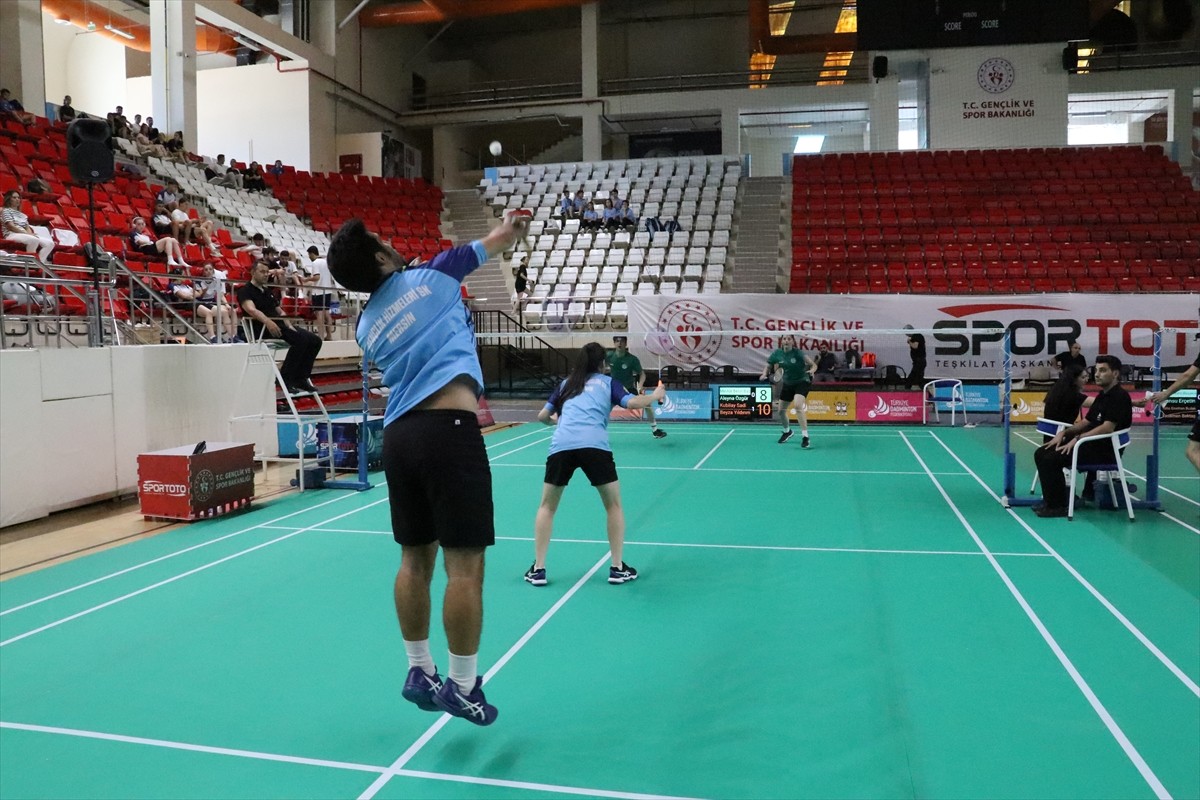 Türkiye Badminton Süper Lig ve Gelişim Ligi 4. etap müsabakaları Erzincan'da başladı.  Türkiye...