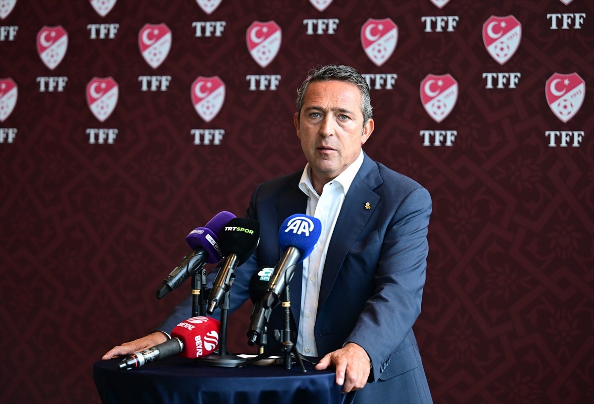 Türkiye Futbol Federasyonu (TFF) Başkanı İbrahim Hacıosmanoğlu, yönetim kurulu üyeleri ve kurul...