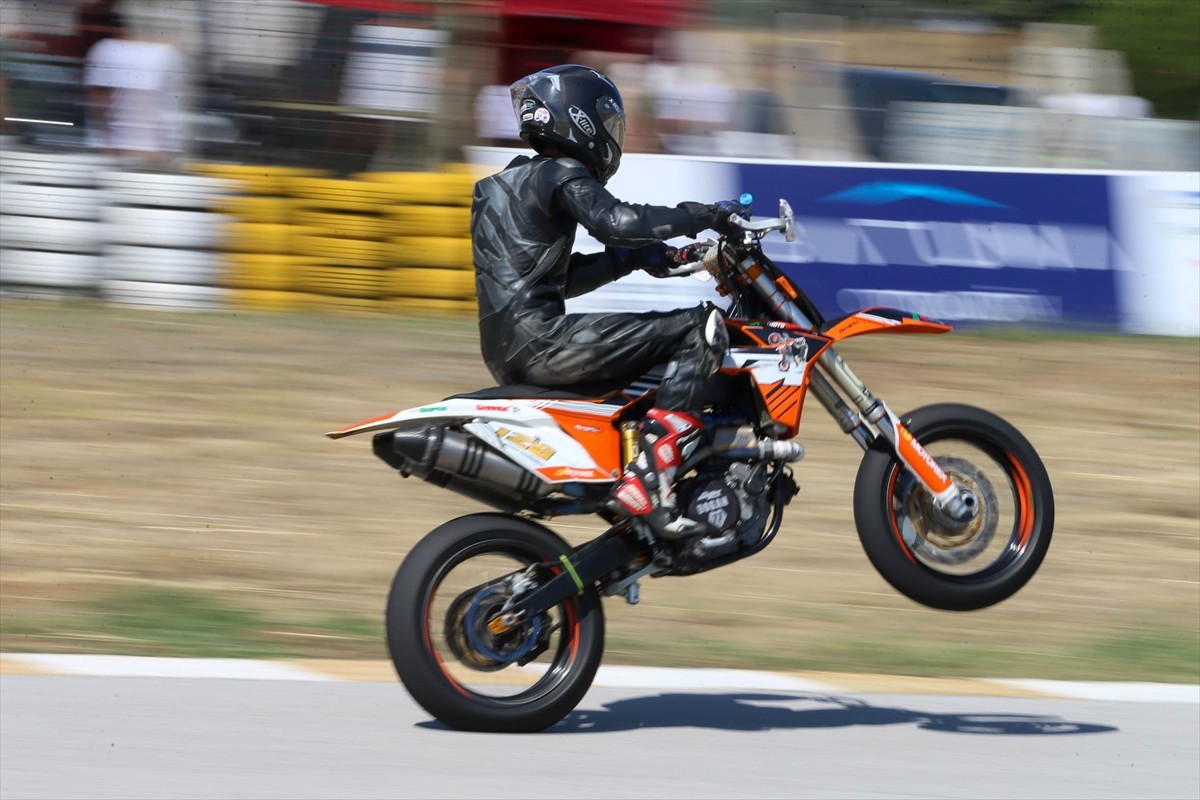 Türkiye Motosiklet Federasyonunca (TMF) Uşak'ta düzenlenen Türkiye Süpermoto Şampiyonası'nın...