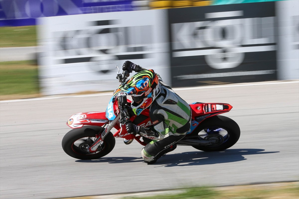 Türkiye Motosiklet Federasyonunca (TMF) Uşak'ta düzenlenen Türkiye Süpermoto Şampiyonası'nın...