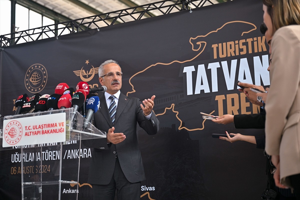 Ulaştırma ve Altyapı Bakanı Abdulkadir Uraloğlu, Ankara'daki "Turistik Tatvan Treni Uğurlama...