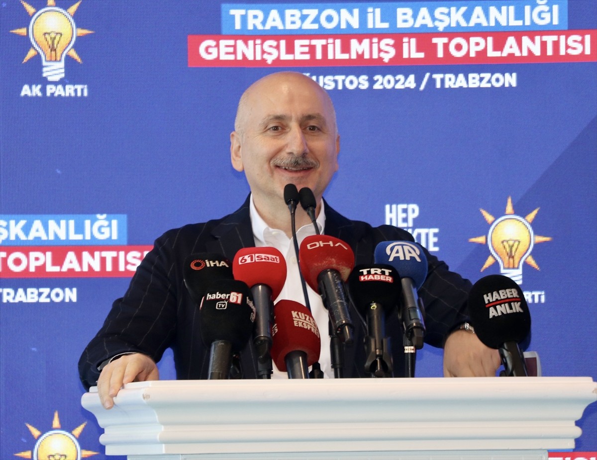 Ulaştırma ve Altyapı Bakanı Abdulkadir Uraloğlu (ortada), bir otelde düzenlenen AK Parti...