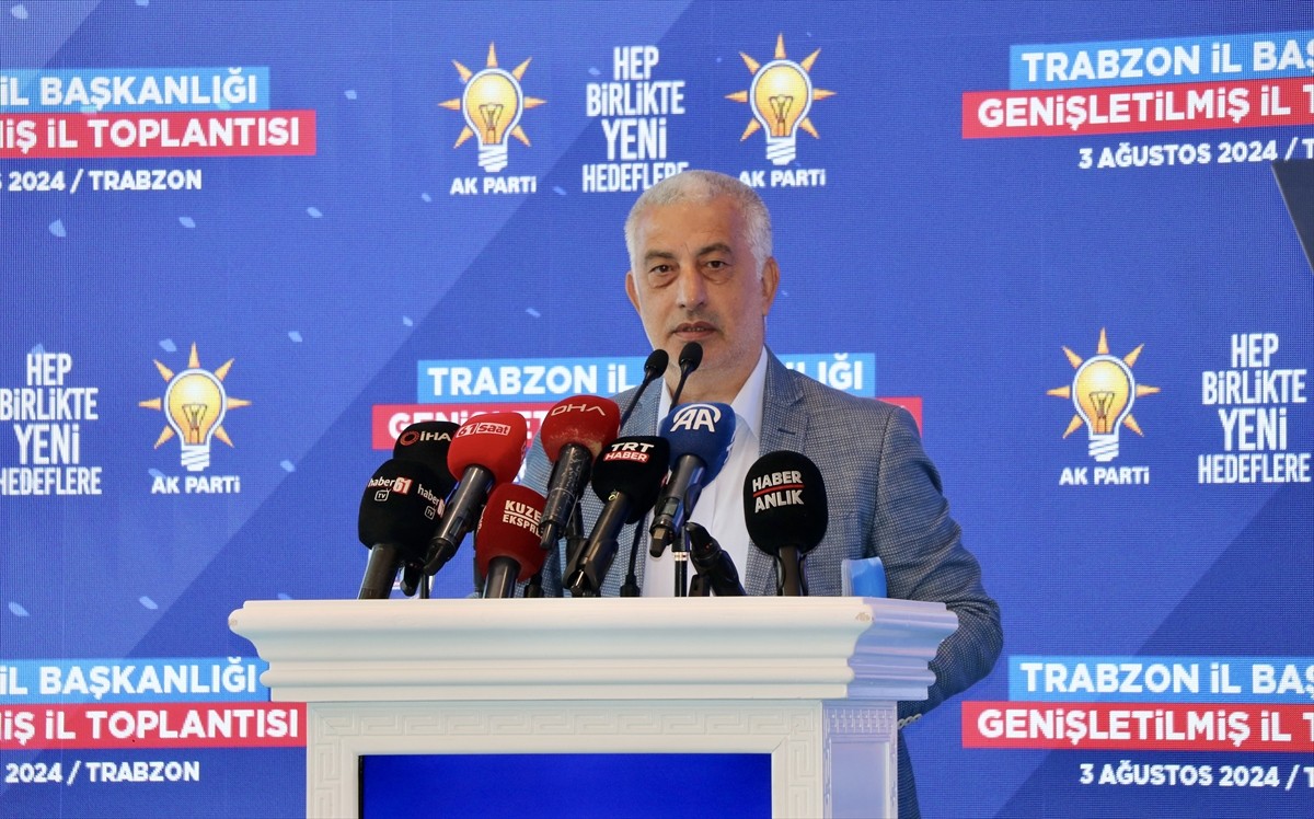 Ulaştırma ve Altyapı Bakanı Abdulkadir Uraloğlu (ortada), bir otelde düzenlenen AK Parti...