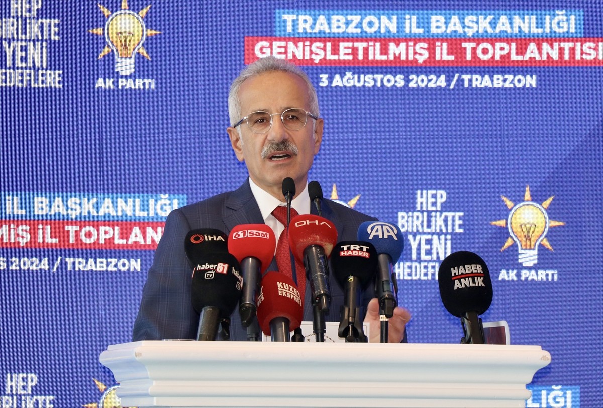 Ulaştırma ve Altyapı Bakanı Abdulkadir Uraloğlu (ortada), bir otelde düzenlenen AK Parti...