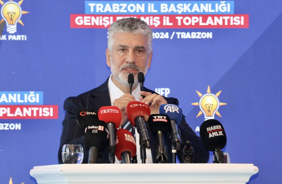 Ulaştırma ve Altyapı Bakanı Abdulkadir Uraloğlu (ortada), bir otelde düzenlenen AK Parti...