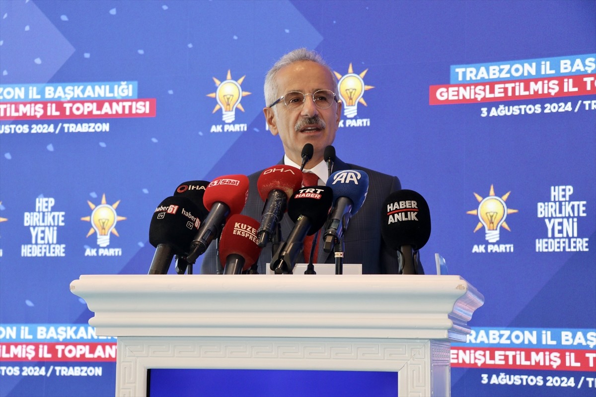 Ulaştırma ve Altyapı Bakanı Abdulkadir Uraloğlu (ortada), bir otelde düzenlenen AK Parti...