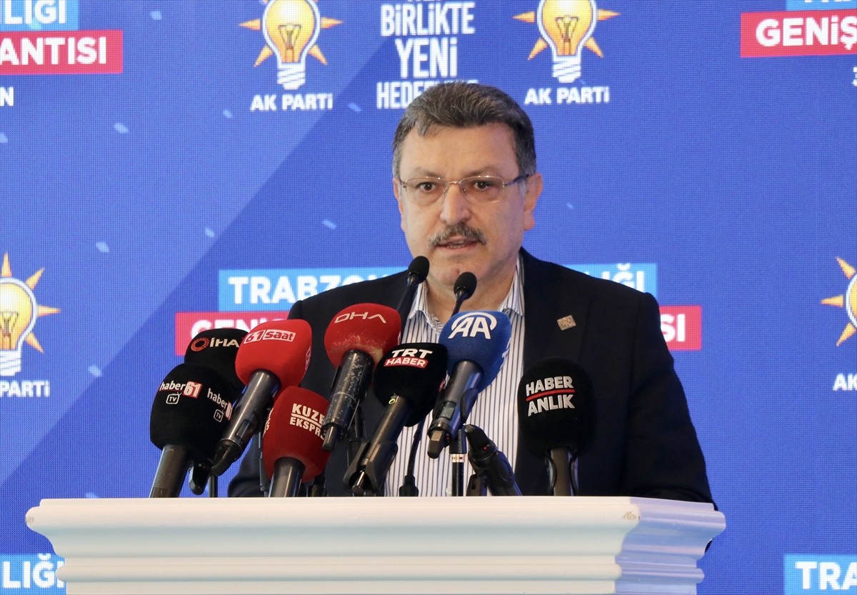 Ulaştırma ve Altyapı Bakanı Abdulkadir Uraloğlu (ortada), bir otelde düzenlenen AK Parti...