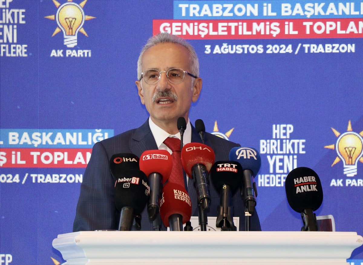 Ulaştırma ve Altyapı Bakanı Abdulkadir Uraloğlu (ortada), bir otelde düzenlenen AK Parti...