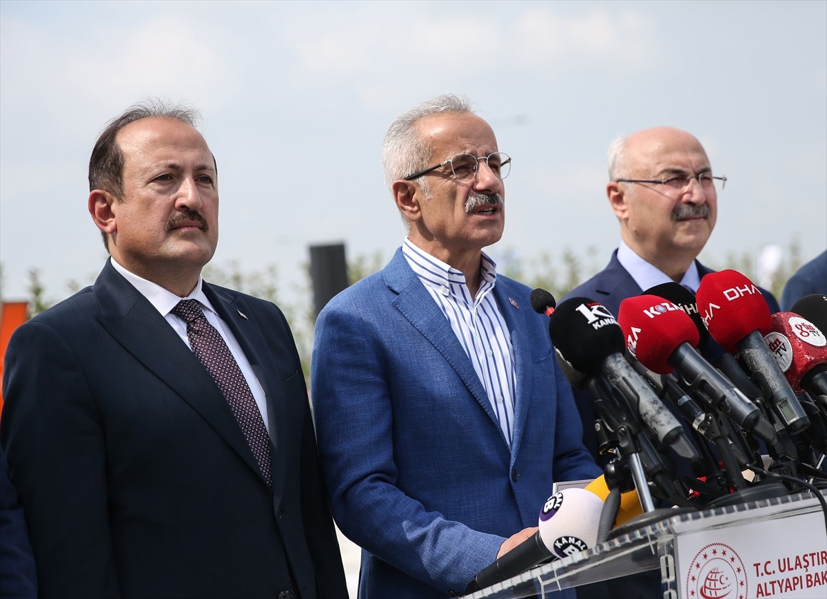 Ulaştırma ve Altyapı Bakanı Abdulkadir Uraloğlu (ortada), yarın Cumhurbaşkanı Recep Tayyip...