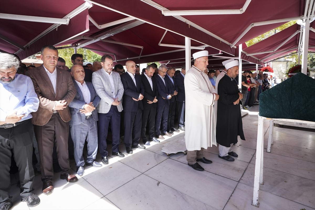 Ulaştırma ve Altyapı Bakanı Abdulkadir Uraloğlu (sağ 2), Türk Telekom Üst Yöneticisi (CEO) Ümit...