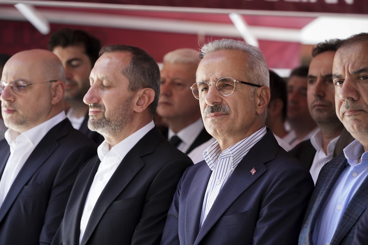 Ulaştırma ve Altyapı Bakanı Abdulkadir Uraloğlu (sağ 2), Türk Telekom Üst Yöneticisi (CEO) Ümit...