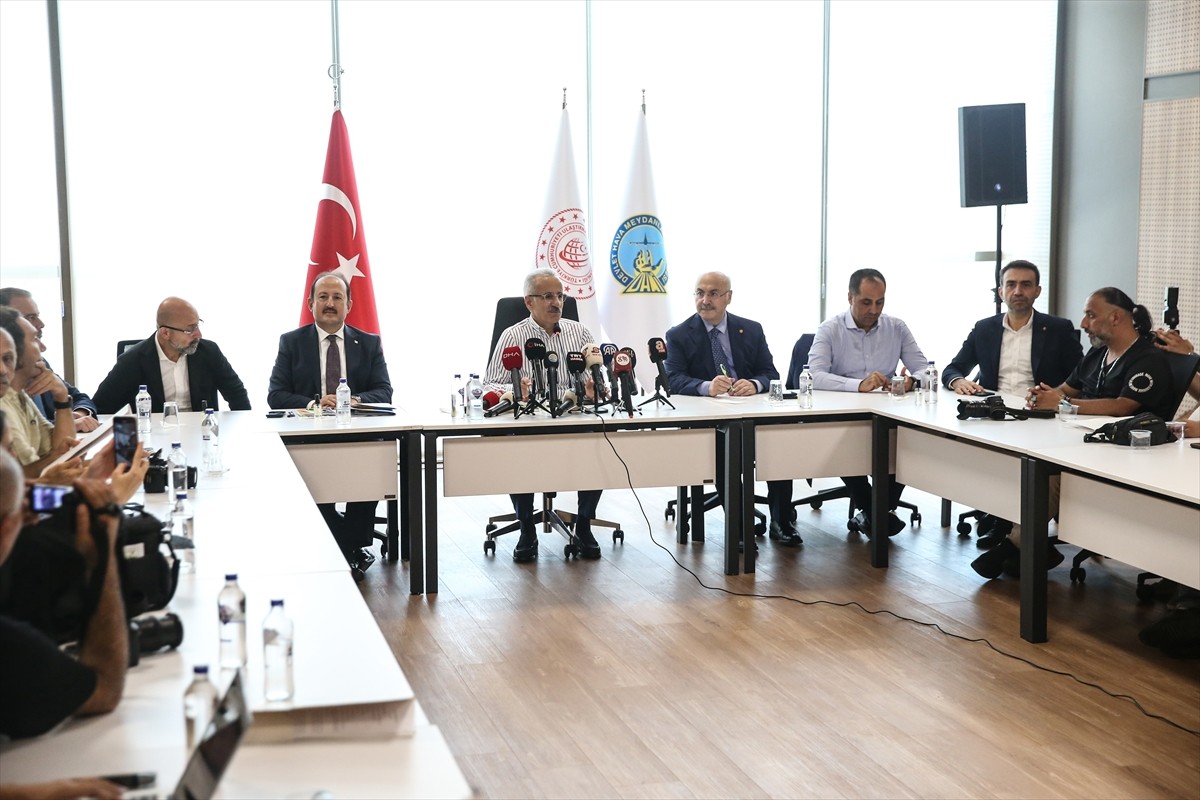 Ulaştırma ve Altyapı Bakanı Abdulkadir Uraloğlu (sol 3), Mersin'de hizmete açılacak Çukurova...